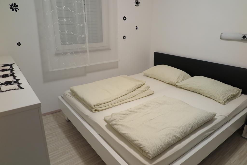 Apartment Omerovic Novalja Exterior photo